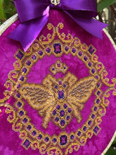 Load image into Gallery viewer, Queen Bee