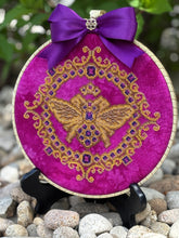 Load image into Gallery viewer, Queen Bee