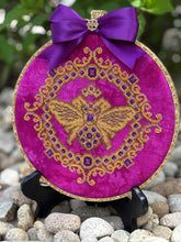 Load image into Gallery viewer, Queen Bee